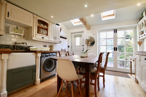 Cockle Cottage, An artists haven, Charming Cottage