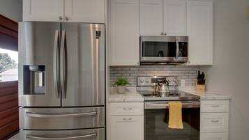 Kylskåp, mikrovågsugn, ugn och spishäll