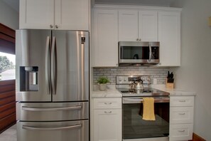 Jääkaappi, mikroaaltouuni, uuni, liesi