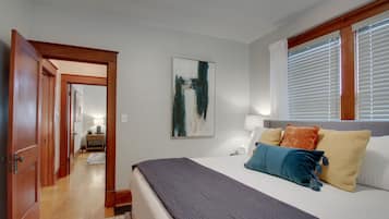 2 Schlafzimmer, Schreibtisch, Bügeleisen/Bügelbrett, Reisekinderbett