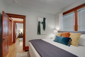 2 Schlafzimmer, Schreibtisch, Bügeleisen/Bügelbrett, Reisekinderbett