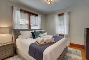 2 Schlafzimmer, Schreibtisch, Bügeleisen/Bügelbrett, Reisekinderbett