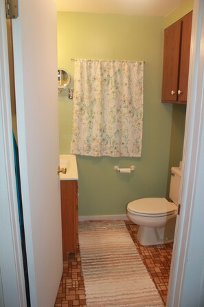 Bañera con ducha, toallas, jabón, shampoo