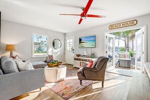 Living area - "SAND BAR" HOUSE! King Bed 100 Steps to Ocean! (Oceanside)
