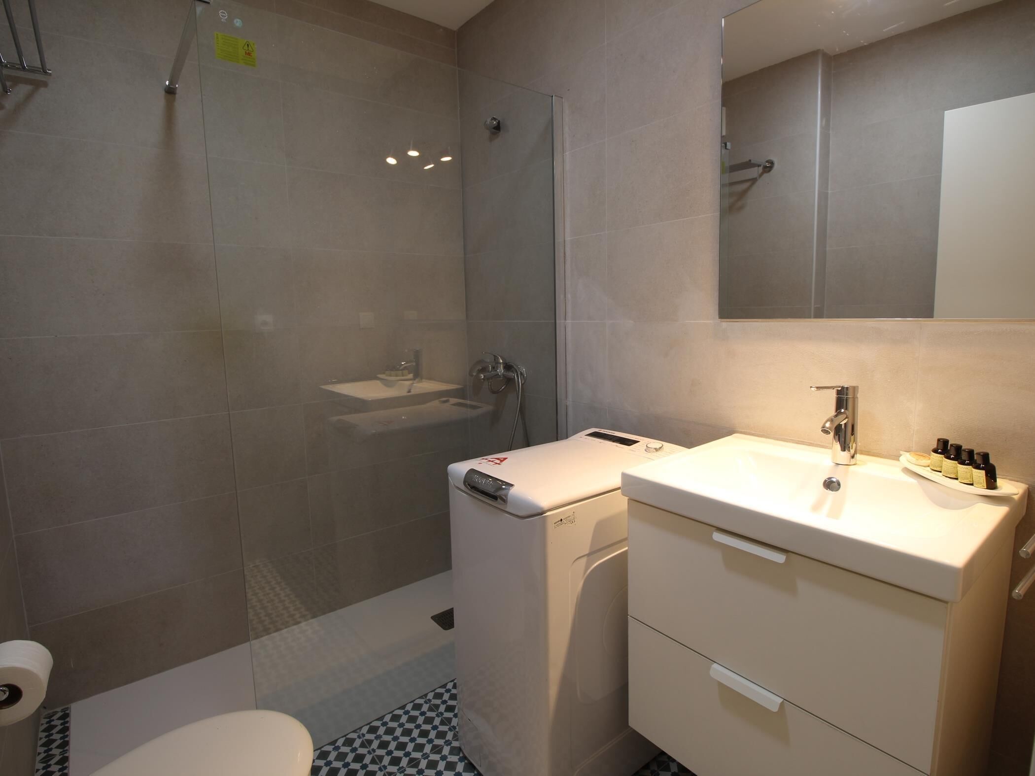 Een douche, een haardroger, handdoeken
