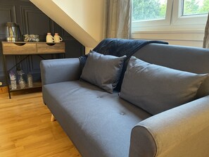 Deluxe Suite | Individually decorated, individually furnished, desk, blackout drapes