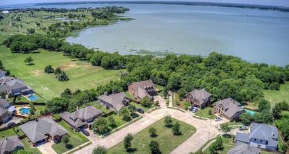 Lovely Lakeside Living