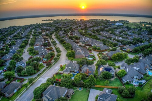 Lovely Lakeside Living