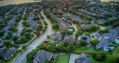 Lovely Lakeside Living