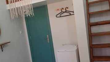 Minibar, desk, laptop workspace, free WiFi