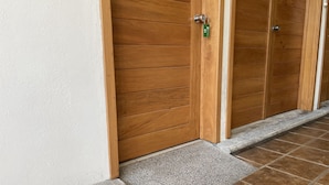 A wooden door with a keyhole and a green keychain. - Hotel Santo Domingo (Villahermosa)