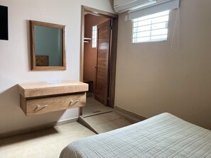 Standardzimmer | Verdunkelungsvorhänge, Bügeleisen/Bügelbrett, kostenloses WLAN
