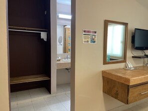 Deluxe Double Room | Bathroom | Shower, free toiletries, towels, soap - Hotel Santo Domingo (Villahermosa)