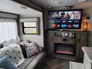 Smart TV, chimenea, reproductor de DVD y videoteca 