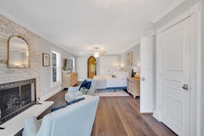5 bedrooms, desk, iron/ironing board, travel cot