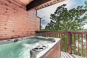 Outdoor spa tub - Cabin N Great Location, Sleeps 6・Hot Tub + Grill (Pigeon Forge)
