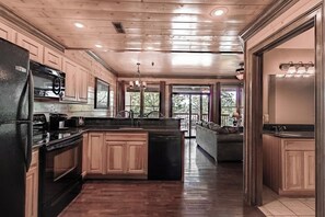 Fridge, microwave, oven, stovetop - Cabin N Great Location, Sleeps 6・Hot Tub + Grill (Pigeon Forge)