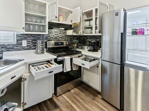 Kjøleskap, mikrobølgeovn, ovn og kokeplater