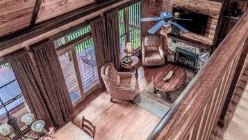 Televisión, chimenea y oficina