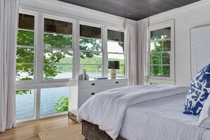 5 bedrooms, iron/ironing board, WiFi, bed sheets