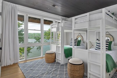 Designer Luxury on Smith Lake/Pool/5BR/3BR/Steps to Water!