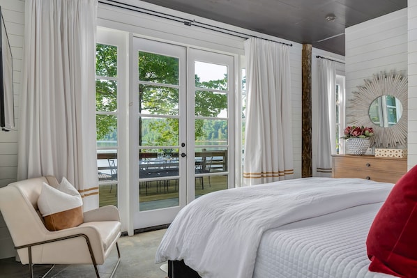 5 bedrooms, iron/ironing board, WiFi, bed sheets