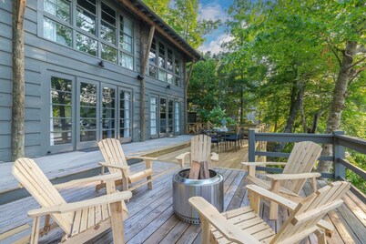 Designer Luxury on Smith Lake/Pool/5BR/3BR/Steps to Water!