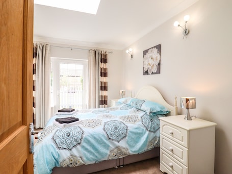 Cottage | Interior. 493 Little Wakering Road
