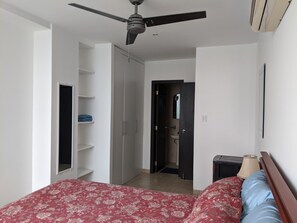 2 bedrooms, free WiFi, bed sheets - Spectacular Penthouse Ocean View Across From Beach. Free parking on Street! (Salinas)