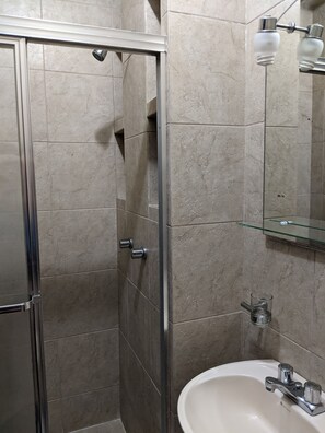 淋浴設備、風筒、提供毛巾、番梘