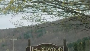 Een bord voor Laurelwood Inn, dat het een motel en steakhouse is.