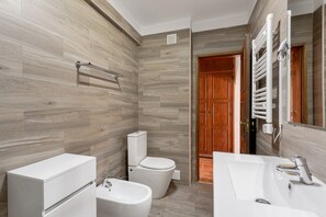 Combined shower/bathtub, free toiletries, hair dryer, bidet - ALTIDO - Deslumbrante Apartamento 2 Quartos em Alcabideche (Cascais)