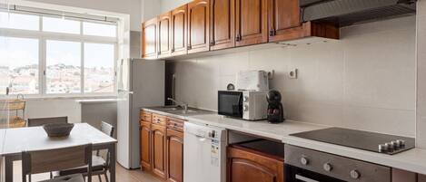 Fridge, oven, stovetop, dishwasher