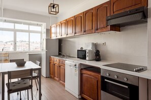 Fridge, oven, stovetop, dishwasher