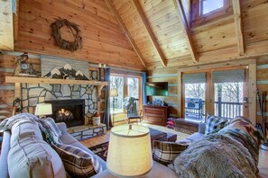 Een smart-tv, een open haard en een dvd-speler