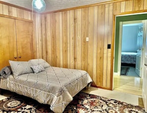 4 bedrooms - Spacious 4 bedroom- Great Location (Lexington)