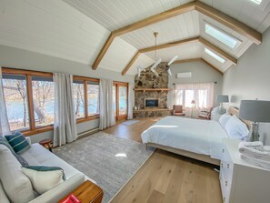 4 bedrooms, desk, iron/ironing board, WiFi