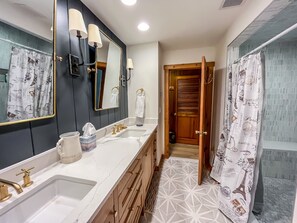 Bathtub, hair dryer, towels