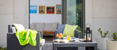 Apartamento (One Bedroom Apartment with Terrace) | Terraço/pátio