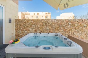 Apartamento familiar, varias habitaciones (Wellness Hygge Modern Gozitan) | Bañera de hidromasaje al aire libre