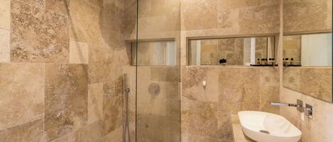Appartement Familial, plusieurs chambres (Wellness Hygge Modern Gozitan) | Salle de bain | Ensemble douche/baignoire, serviettes fournies, savon, shampoing