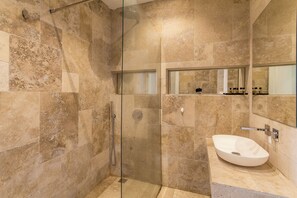 Departamento familiar, varias habitaciones (Wellness Hygge Modern Gozitan) | Baño | Tina con regadera, toallas, jabón, shampoo 