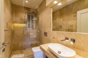 패밀리 아파트, 침실 여러 개 (Wellness Hygge Modern Gozitan) | 욕실 | 샤워기/욕조 결합, 타월, 비누, 샴푸
