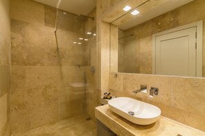 Departamento familiar, varias habitaciones (Wellness Hygge Modern Gozitan) | Baño | Tina con regadera, toallas, jabón, shampoo 