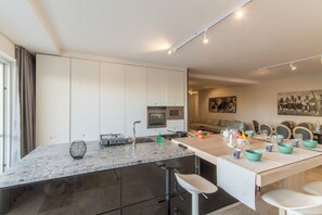 Apartamento familiar, varias habitaciones (Wellness Hygge Modern Gozitan) | Cocina privada | Frigorífico, microondas, horno y placa de cocina