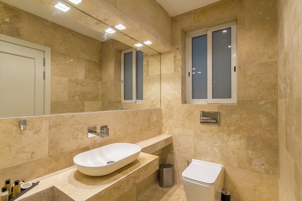 Departamento familiar, varias habitaciones (Wellness Hygge Modern Gozitan) | Baño | Tina con regadera, toallas, jabón, shampoo 