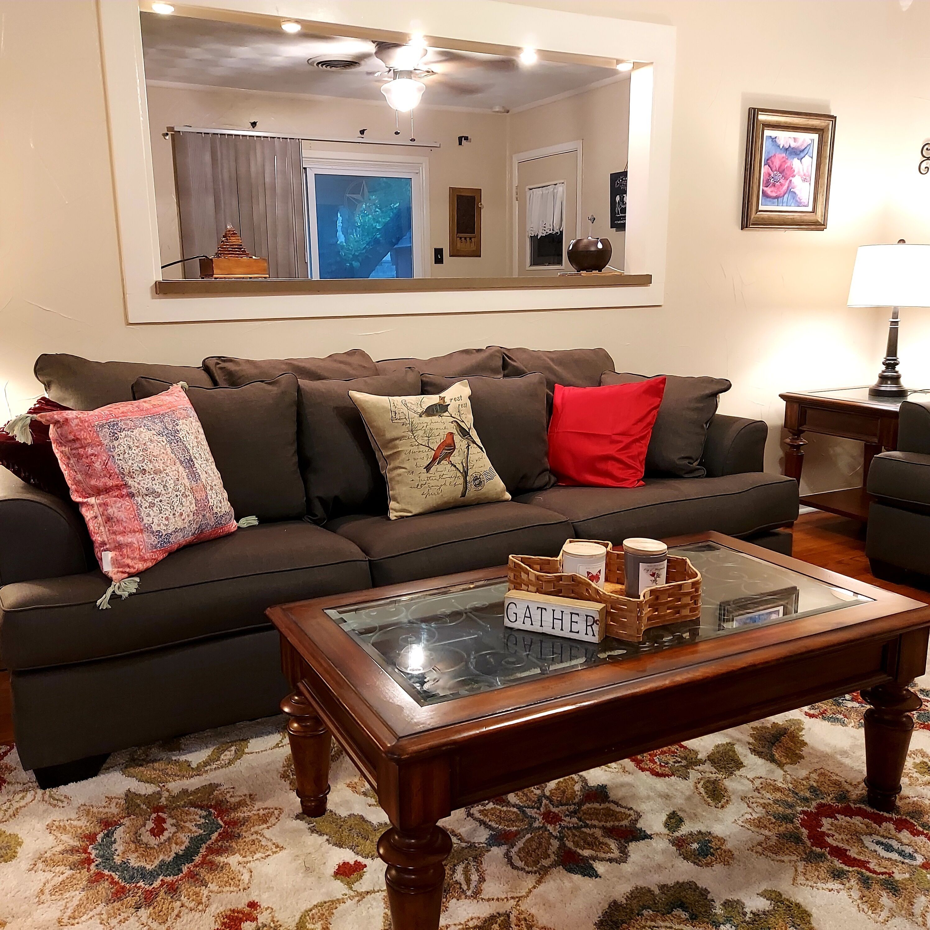 Smart-tv, böcker och en stereo