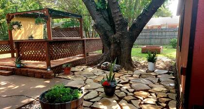 Cozy cottage Style home with She Shed, walk to Coffee Cafe and Park