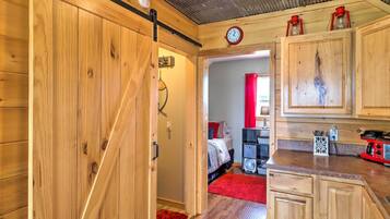 1 bedroom, desk, WiFi, bed sheets