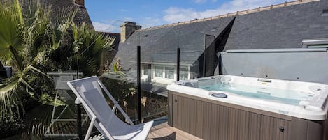 Outdoor spa tub